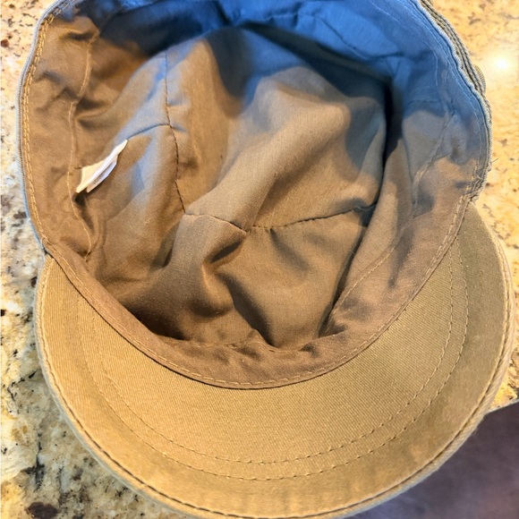 Stylish Green Cap with Button Accents - Picture 5 of 7